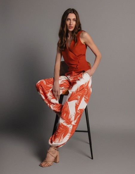 Pantalón largo de satén estampado en teja para invitada