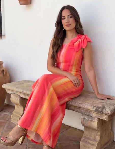 Robe d'invitée dans les tons roses et orangés, avec un décolleté asymétrique