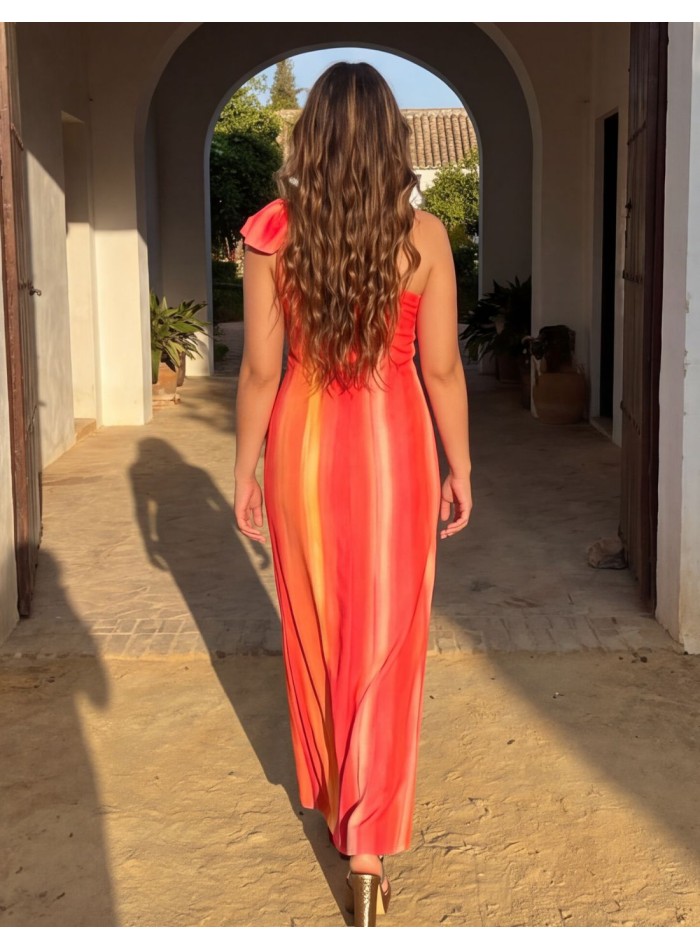 Vestido de invitada en tonos rosas y naranjas...