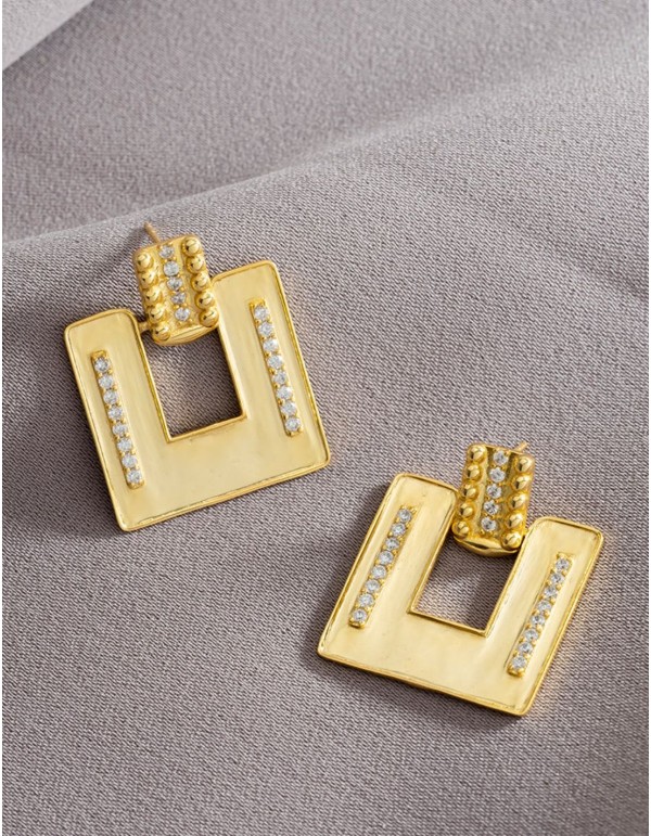 Pendientes dorados con forma cuadrada y circonitas