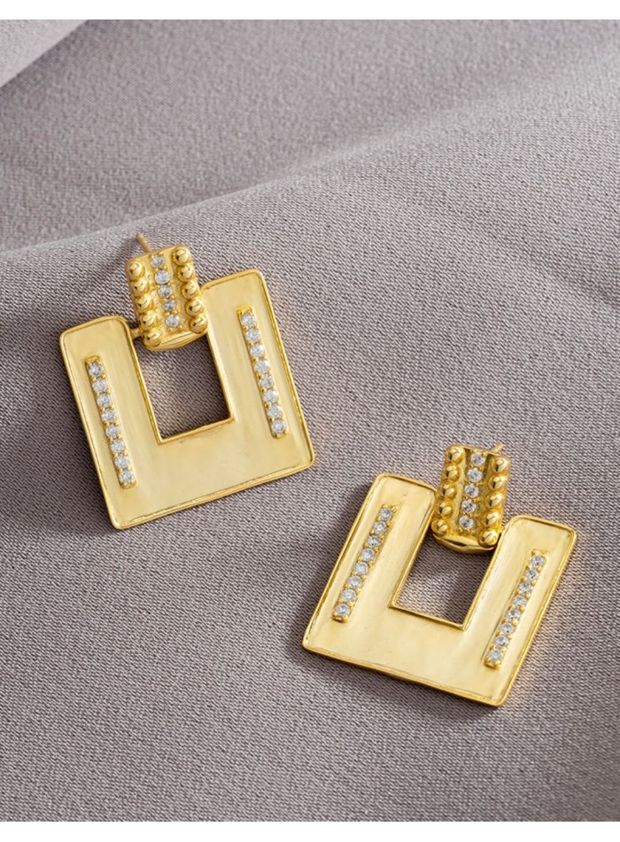 Pendientes dorados con forma cuadrada y circonitas