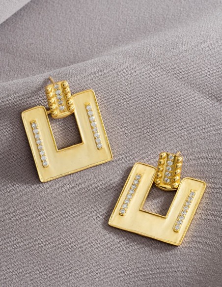 Pendientes dorados con forma cuadrada y circonitas