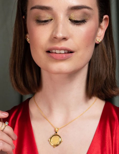 Colgante dorado con moneda y piedras naturales