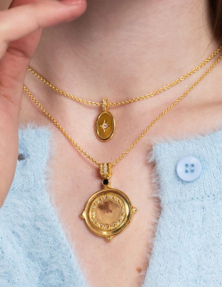 Colgante dorado con moneda y piedras naturales