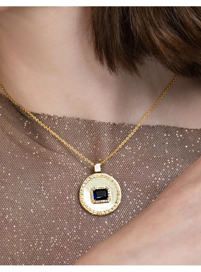 Pendentif avec médaillon orné d'une pierre...