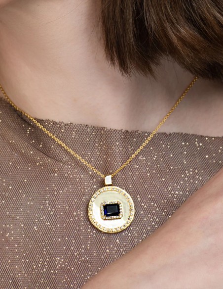 Pendentif avec médaillon orné d'une pierre centrale bleue et de zirconites