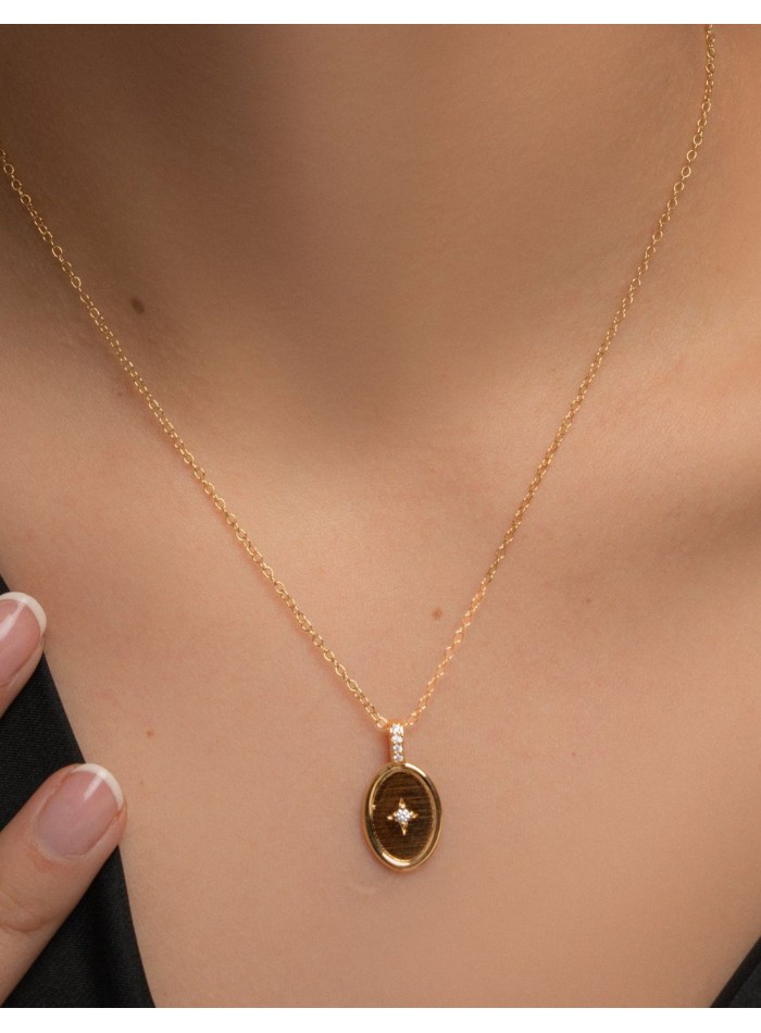 Colgante dorado con medalla decorado con estrella de circonita
