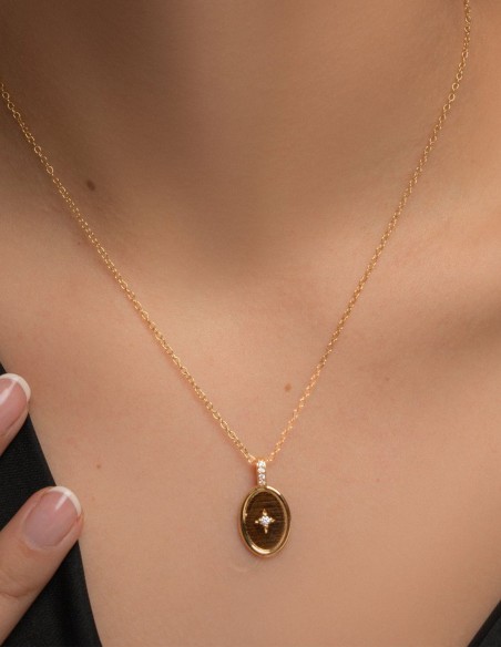 Colgante dorado con medalla decorado con estrella de circonita