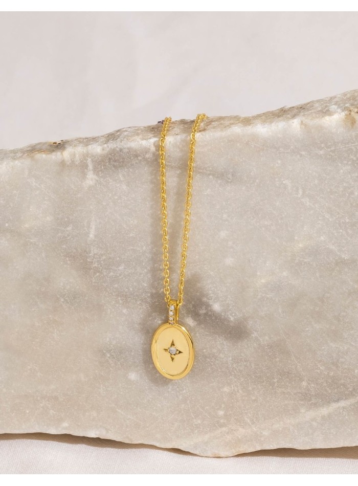 Pendentif doré avec une médaille ornée d'une...