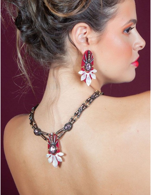 Collar burdeos con pedrería para invitada