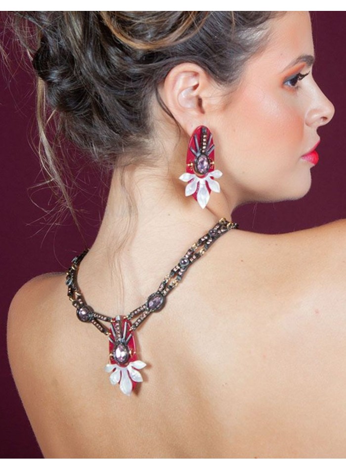Collar burdeos con pedrería para invitada