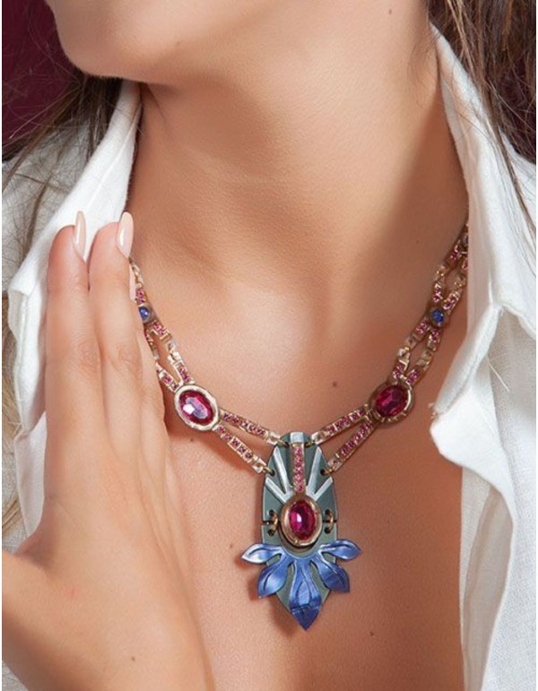 Collier orné de strass roses pour une invitée