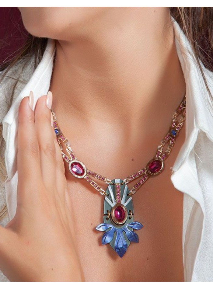 Collier orné de strass roses pour une invitée