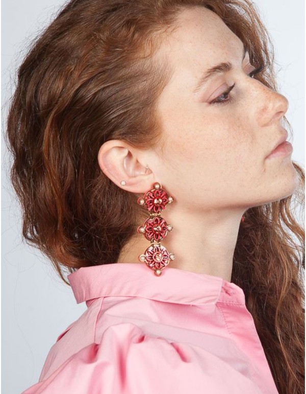 Pendientes largos rosas con detalles de perlas y cristales