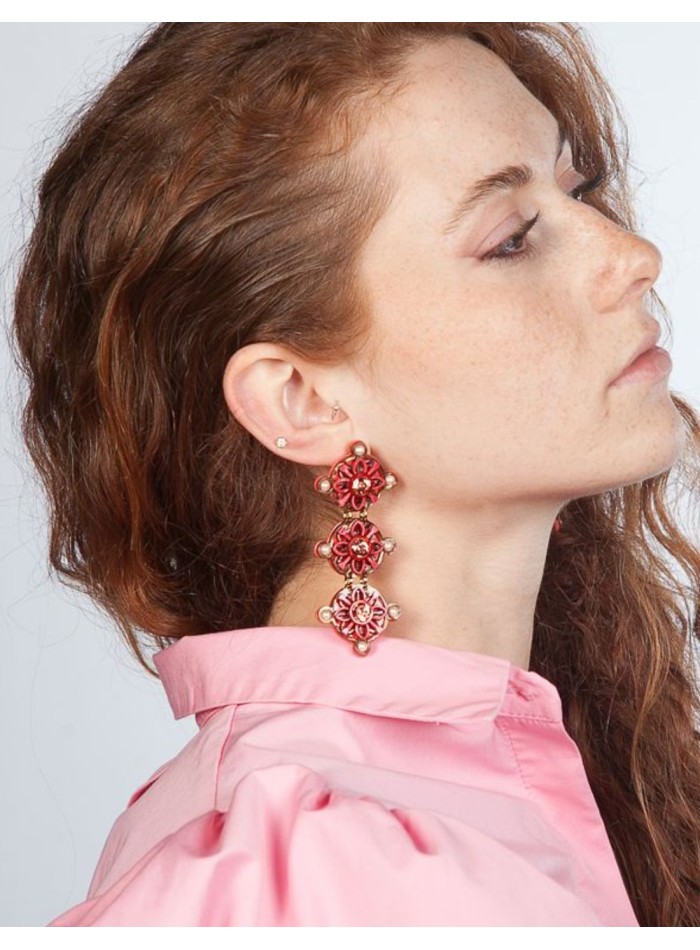 Pendientes largos rosas con detalles de perlas...