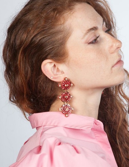 Pendientes largos rosas con detalles de perlas y cristales