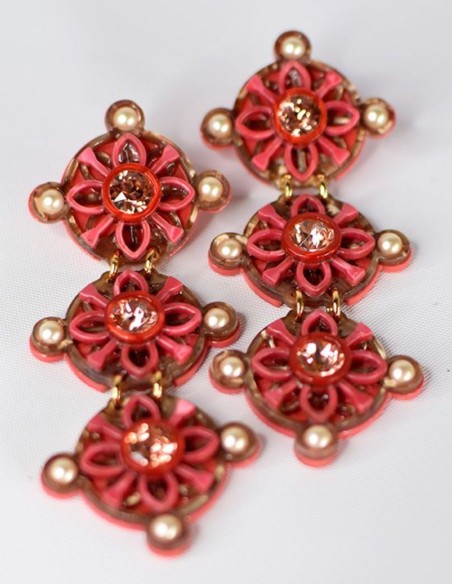 Pendientes largos rosas con detalles de perlas y cristales