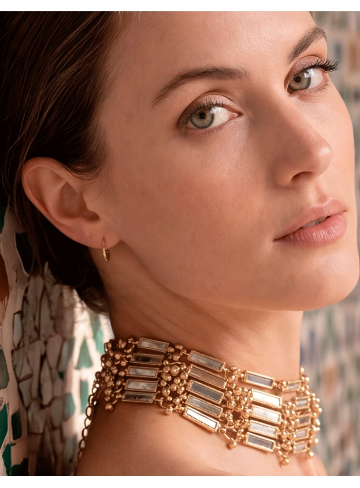 gold choker A piece designed for women who seek special, elegant, and timeless accessories that never go unnoticed.
