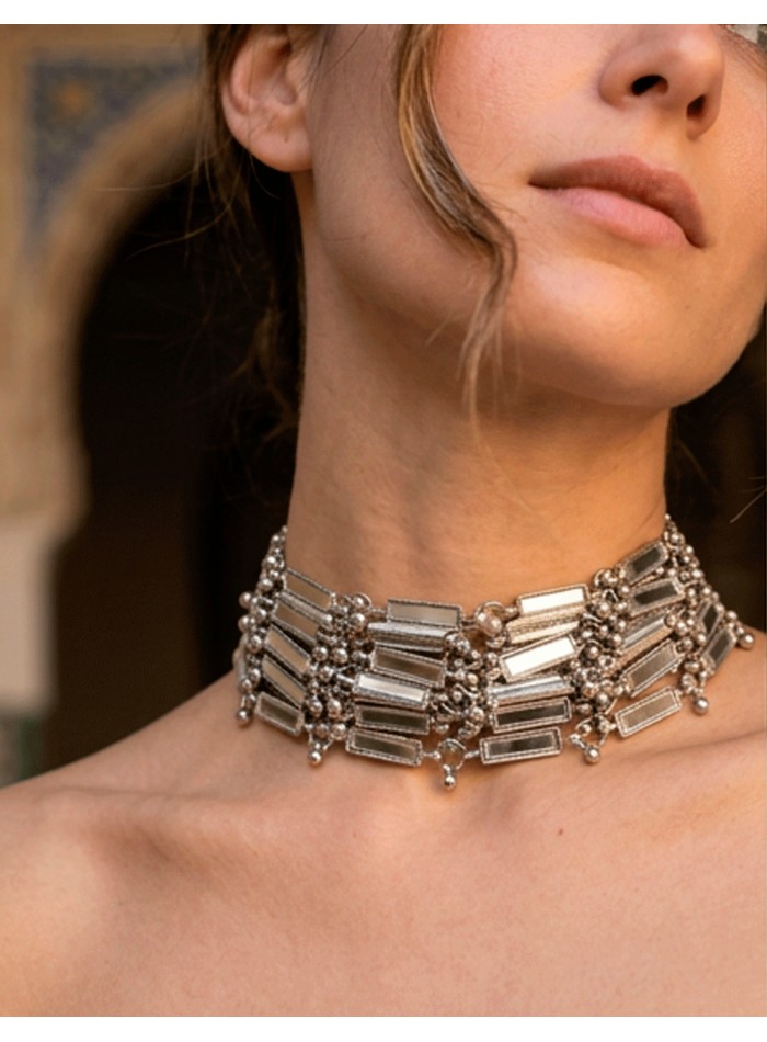 Collier ras-du-cou argenté à 8 rangs, orné de petites pièces miroitantes et doté d'une finition brillante.