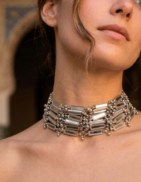 este choker es Una pieza pensada para mujeres que buscan joyas especiales, elegantes y con mucha personalidad.