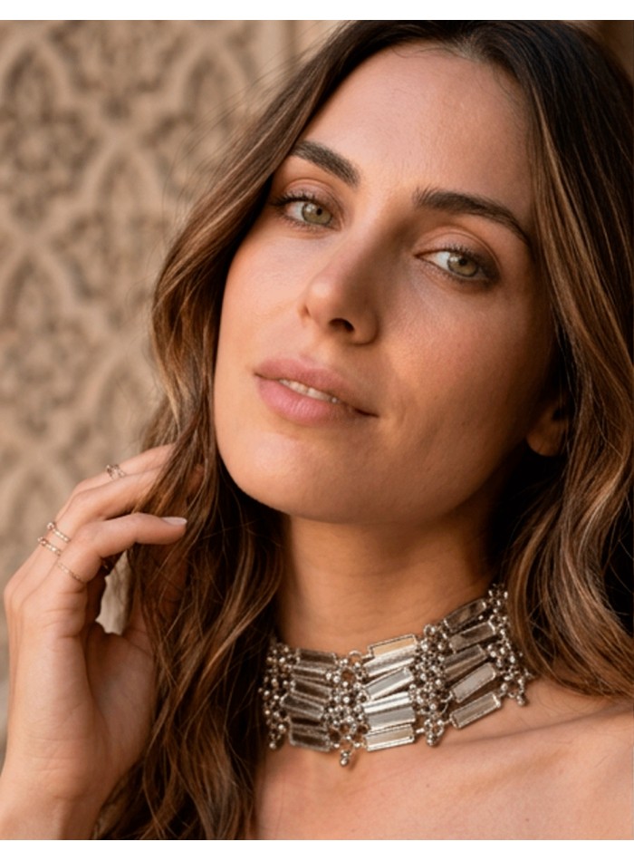 Collier ras-du-cou argenté à miroirs : le bijou qui illumine n’importe quelle tenue