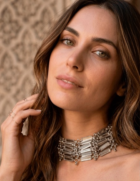 Collier ras-du-cou argenté à miroirs : le bijou qui illumine n’importe quelle tenue