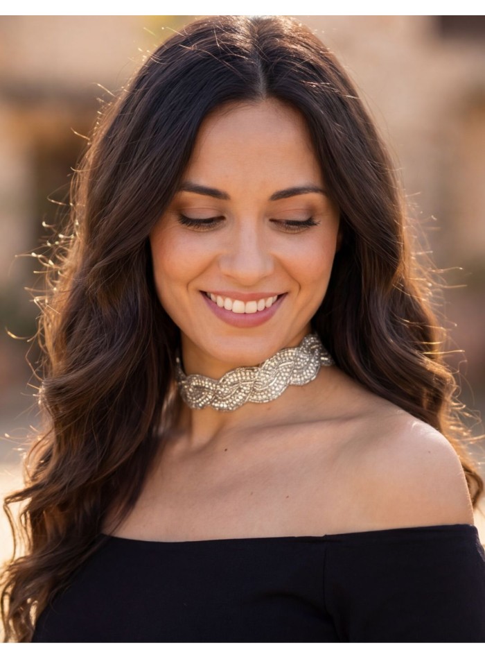 Collier ras-du-cou tressé argenté orné de strass