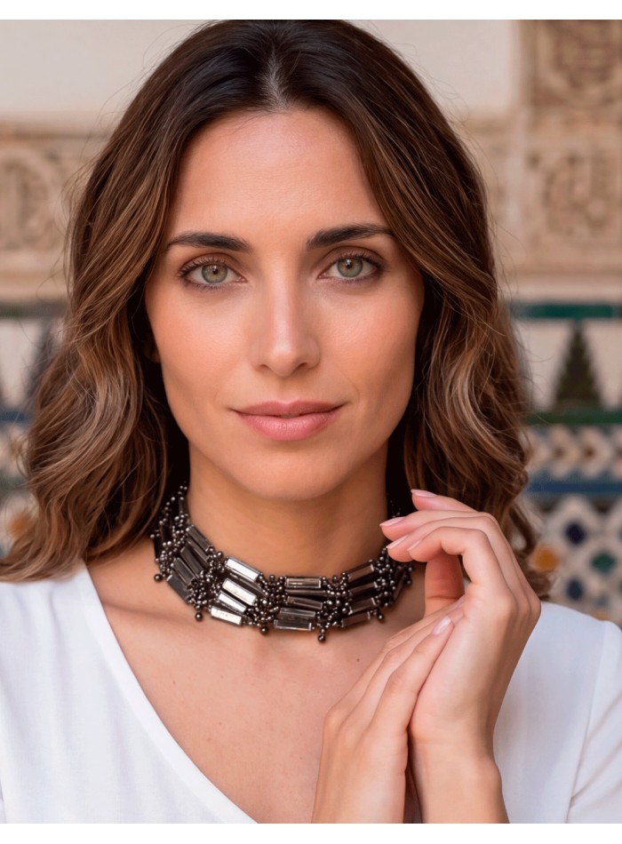 Collier ras-du-cou noir à 8 rangs, orné de petits morceaux de miroir et doté d'une finition brillante.