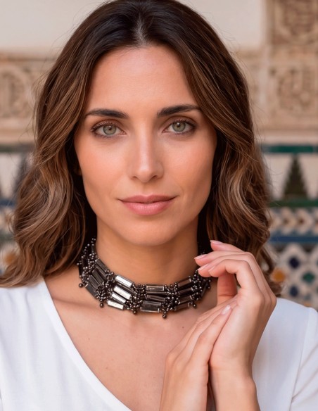 This black 8-row choker with mirrored pieces is the perfect blend of sophistication and style