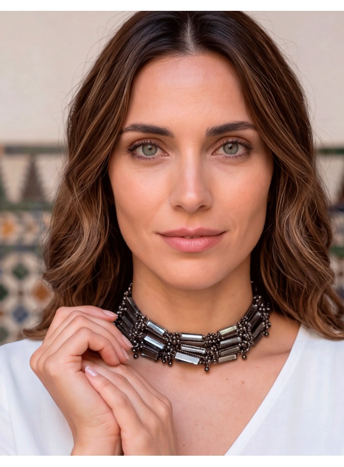 Collier ras-du-cou noir à miroirs : l'accessoire le plus sophistiqué pour vos tenues de soirée