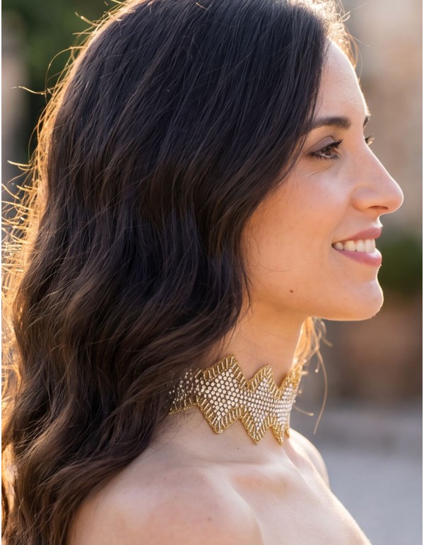 Collier ras-du-cou élégant orné de strass et de détails... 2