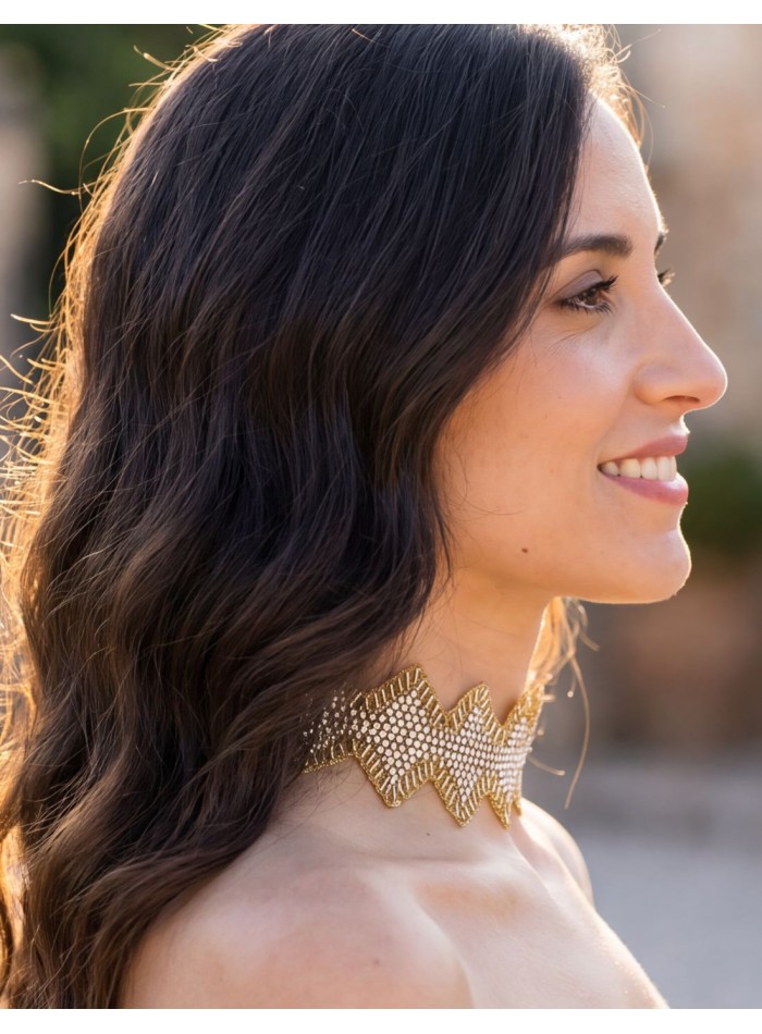 Choker elegante con pedrería y detalles dorados