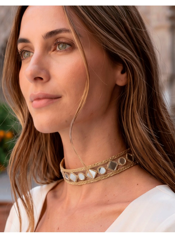 Delicate choker with gold mirrors and diamond shapes