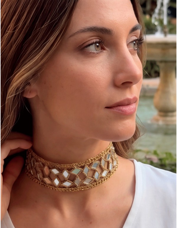 Collier ras-du-cou artisanal en tissu avec des cristaux, réglable