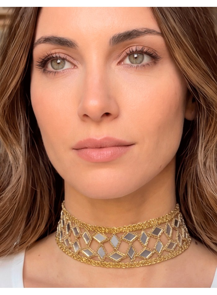 Choker de tela con cristales elaborado artesanalmente y con diseño ajustable