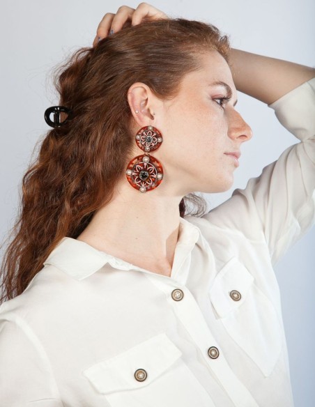 Pendientes naranjas con círculos y detalles de perlas y cristales