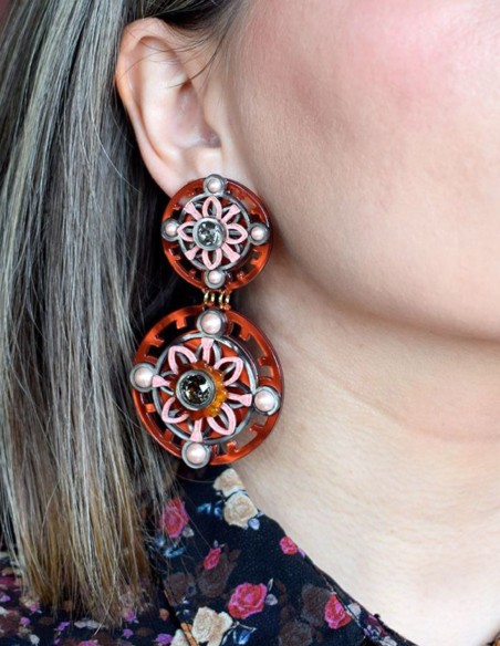 Boucles d'oreilles orange ornées de cercles et de détails en perles et en cristaux
