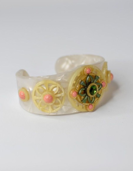 Bracelet blanc orné de perles en cristal à l'aspect nacré
