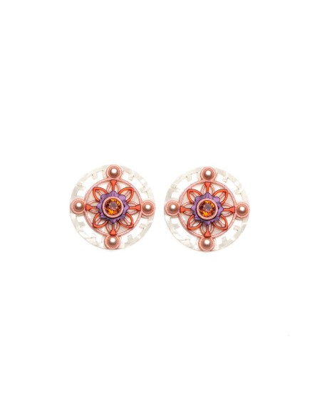 Boucles d'oreilles rondes blanches ornées de pierres en cristal à l'aspect nacré