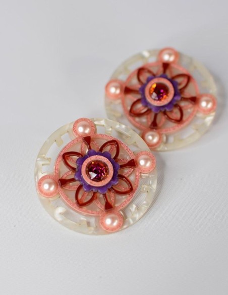 Boucles d'oreilles rondes blanches ornées de pierres en cristal à l'aspect nacré