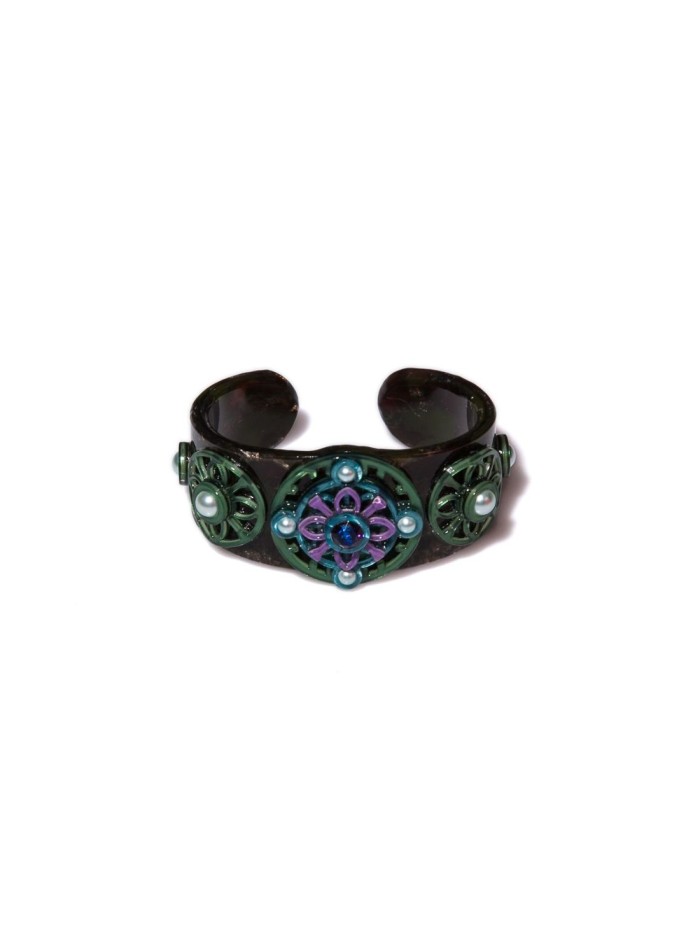 Brazalete verde con detalles de perlas de cristal con efecto perlado