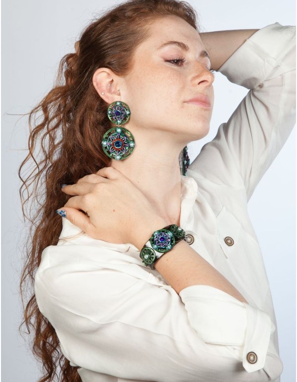 Brazalete verde con detalles de perlas de cristal con efecto perlado