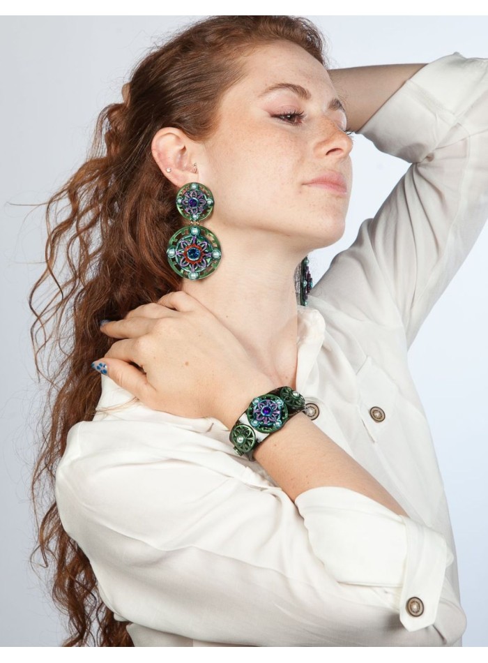 Brazalete verde con detalles de perlas de cristal con efecto perlado