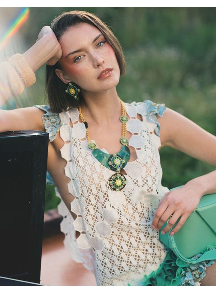 Green circular earrings with pearl-effect...