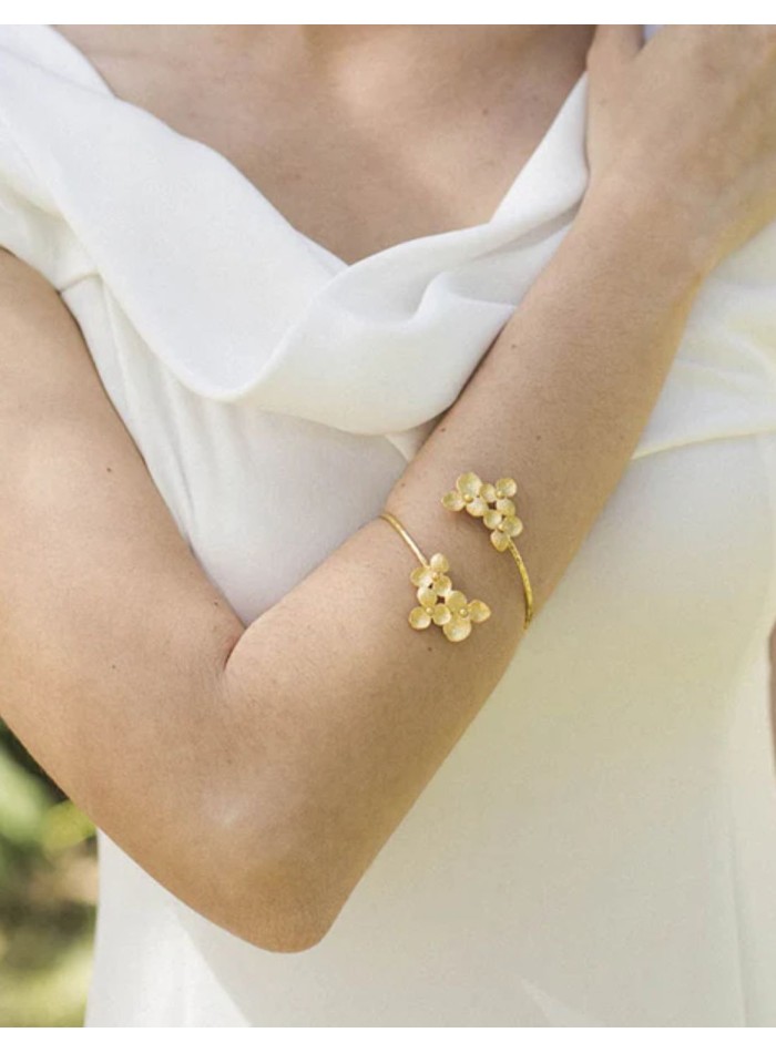Bracelet with flowers at the ends