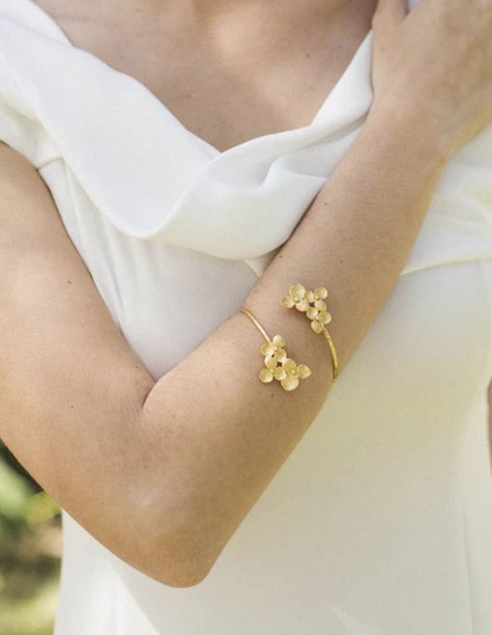 Bracelet with flowers at the ends