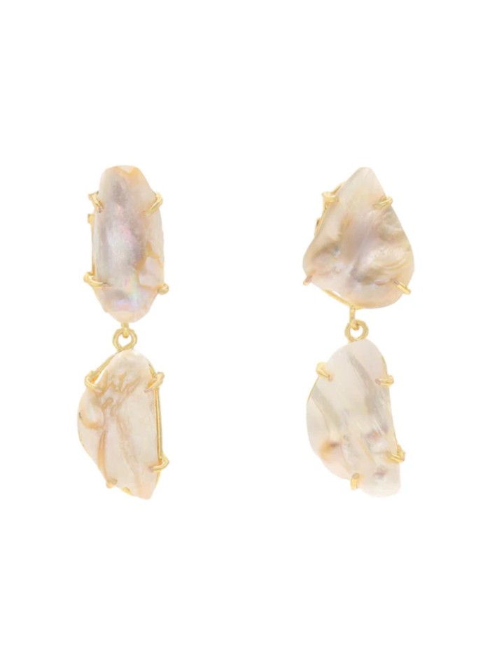 Pendientes de perlas con diseño moderno para invitada