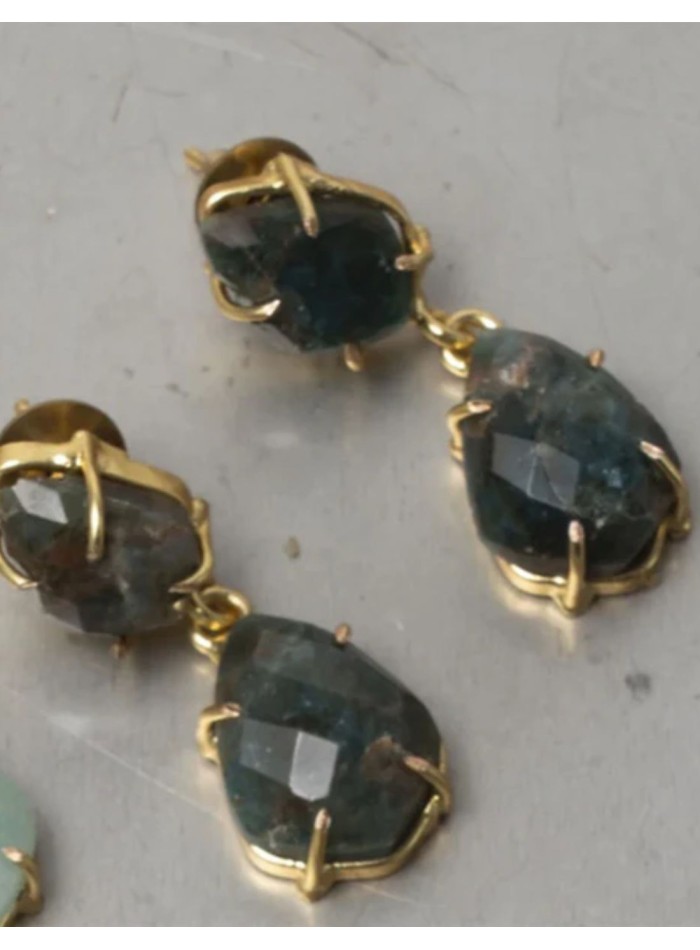 Earrings with green teardrop-shaped stones