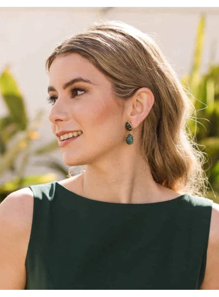 Earrings with green teardrop-shaped stones