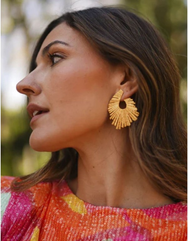 Large gold earrings with intertwined straight lines
